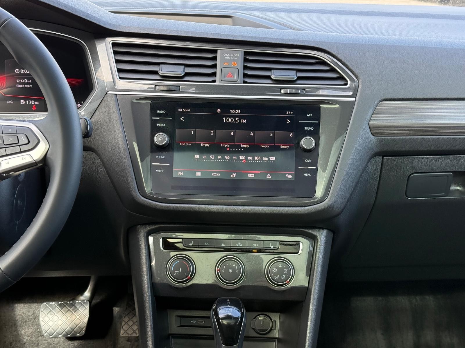 Volkswagen Tiguan Vehicle Image 12