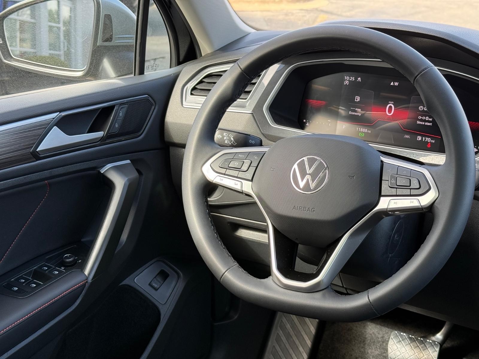 Volkswagen Tiguan Vehicle Image 14