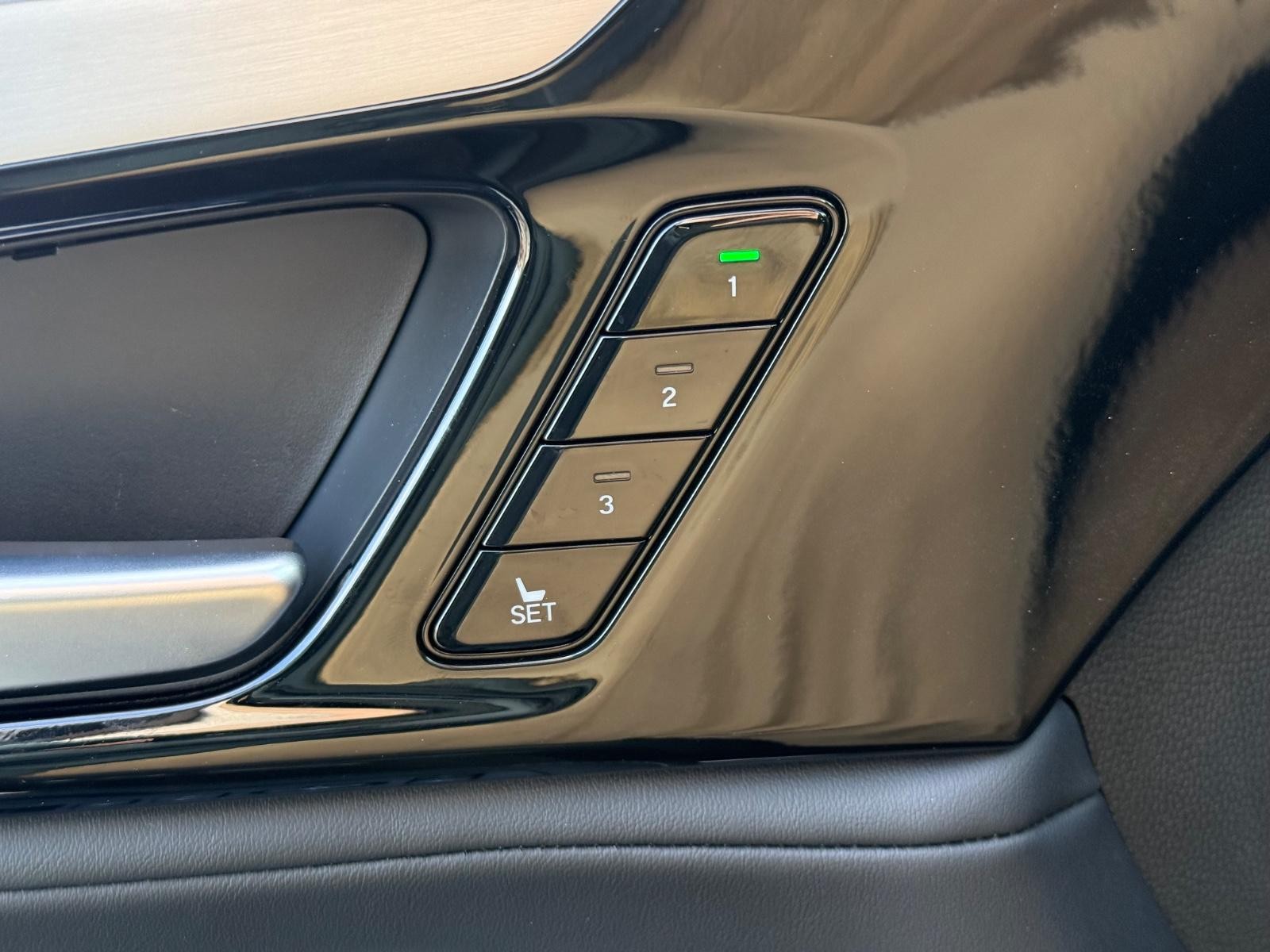 Acura MDX Vehicle Image 16