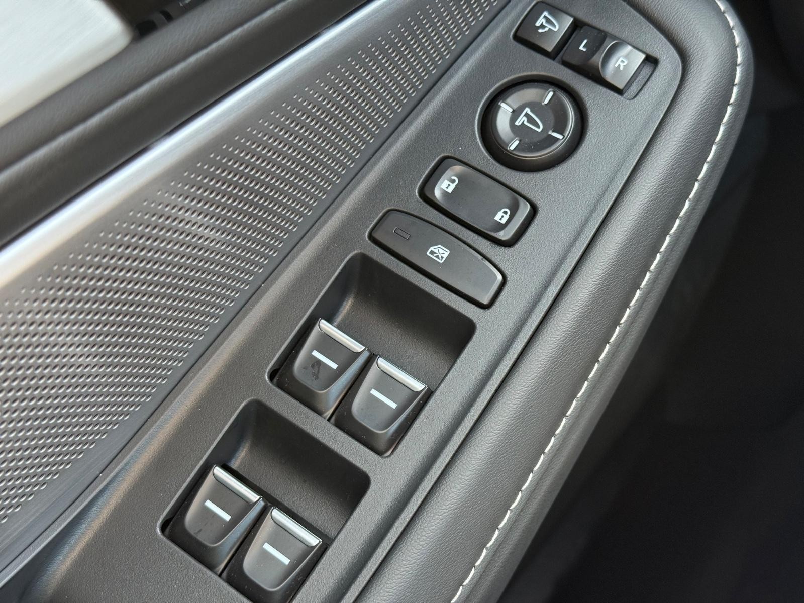 Acura MDX Vehicle Image 22