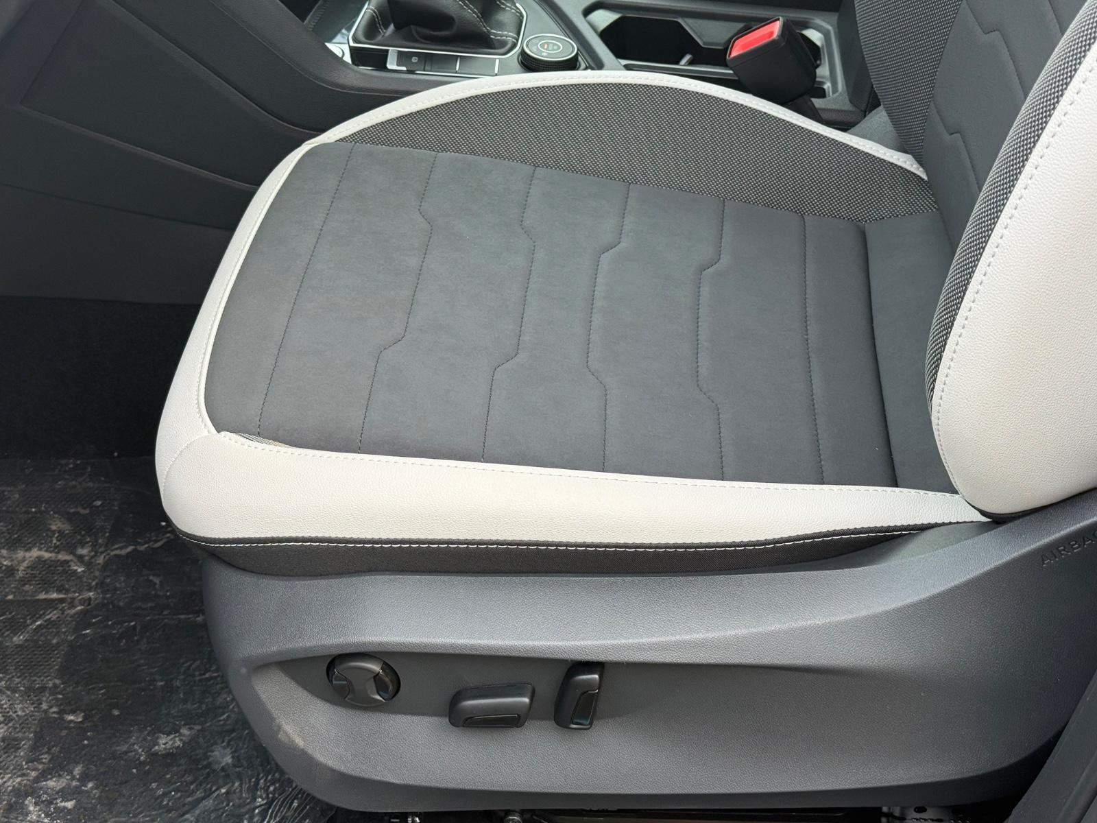 Volkswagen Taos Vehicle Image 16