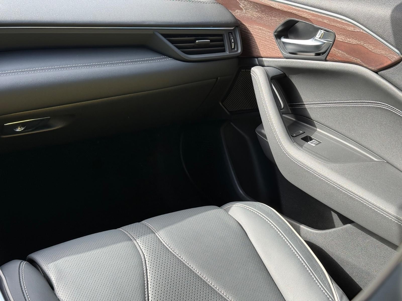 Acura TLX Vehicle Image 16