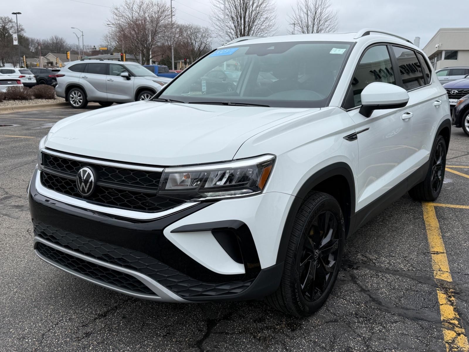 Volkswagen Taos Vehicle Image 08