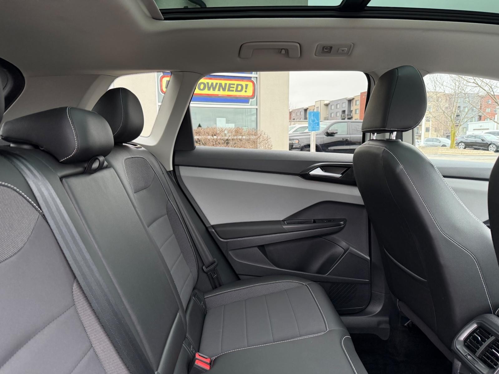 Volkswagen Taos Vehicle Image 09