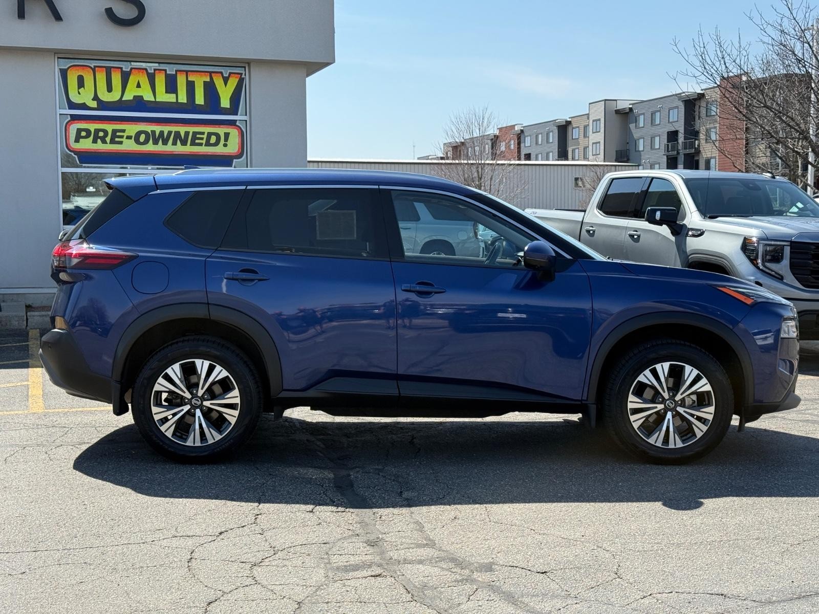 Nissan Rogue Vehicle Image 02