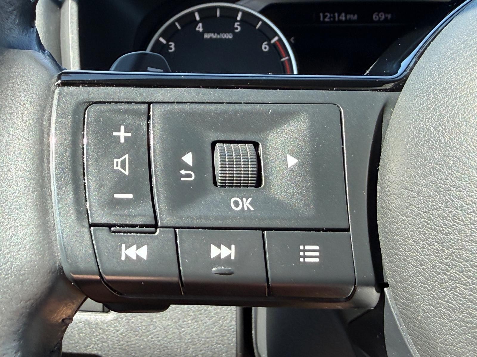 Nissan Rogue Vehicle Image 14