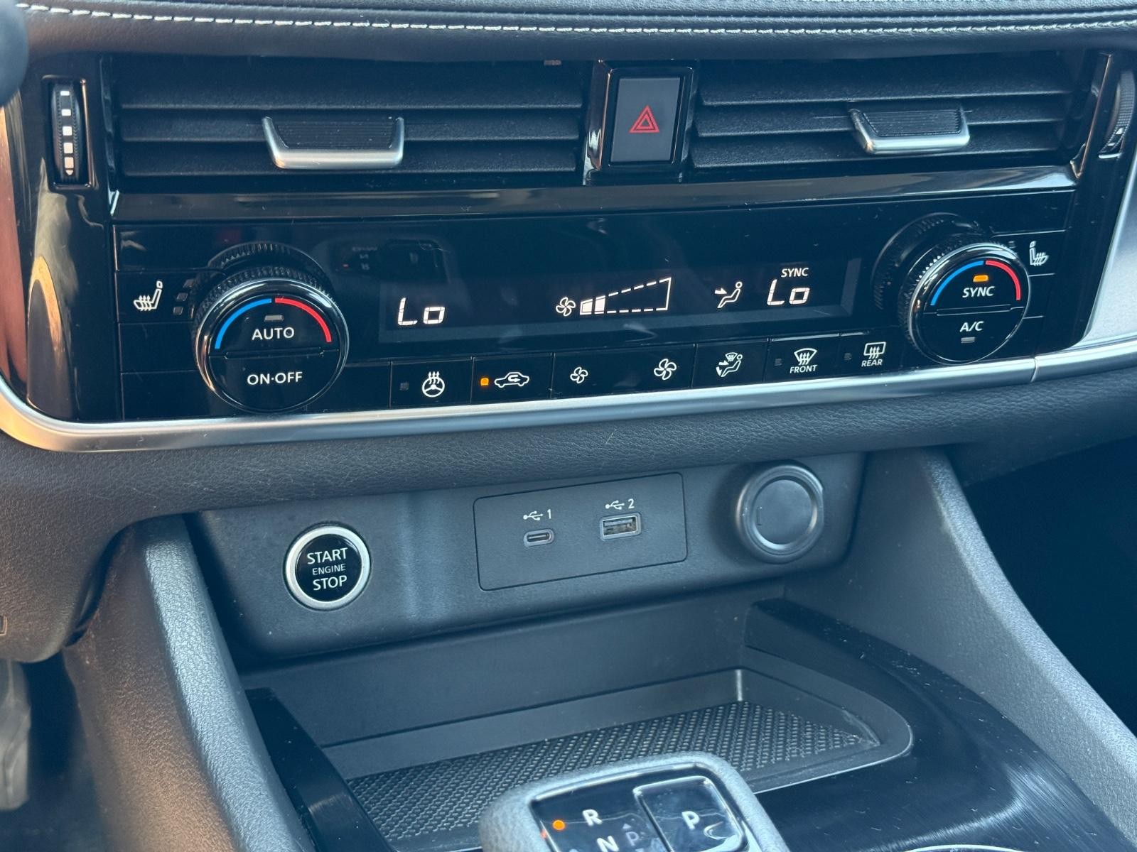 Nissan Rogue Vehicle Image 18