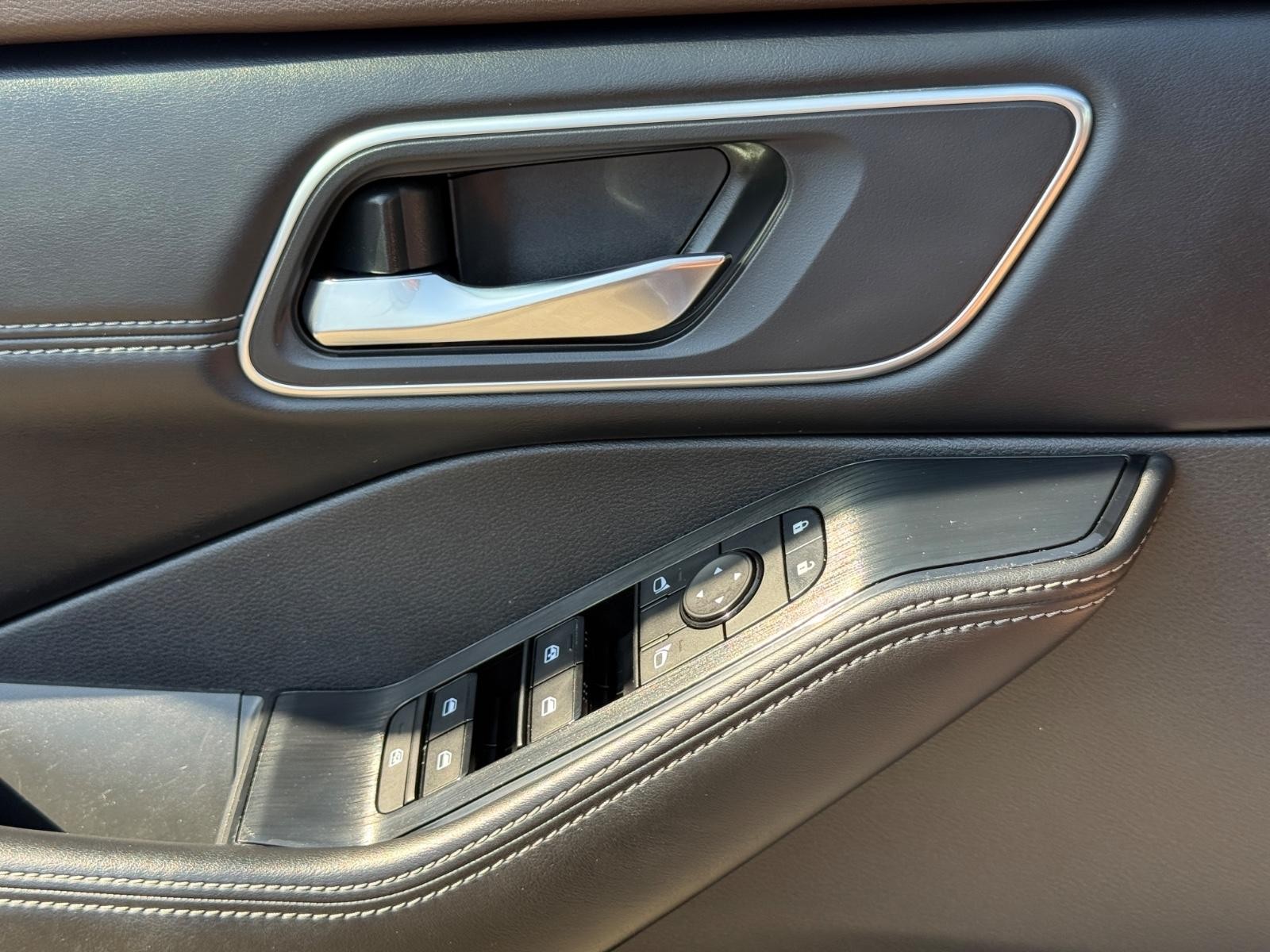 Nissan Rogue Vehicle Image 23