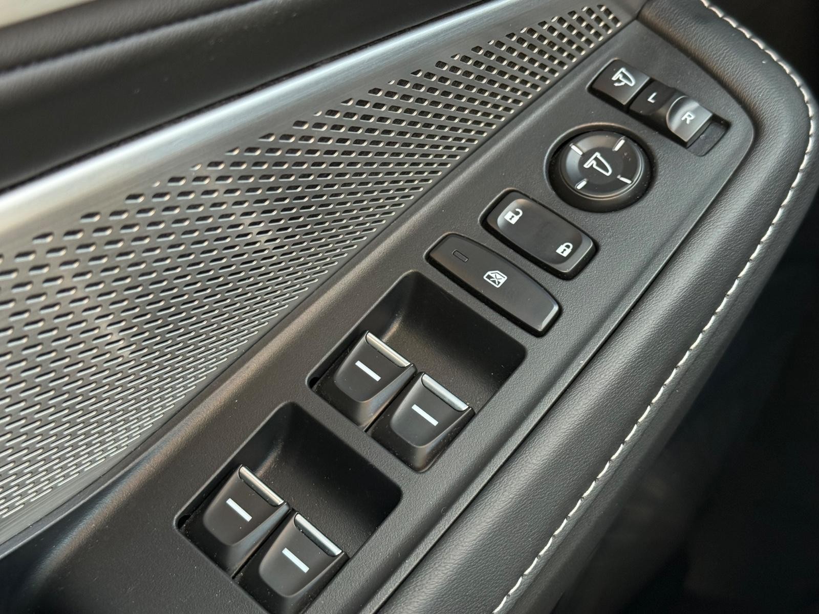 Acura MDX Vehicle Image 22