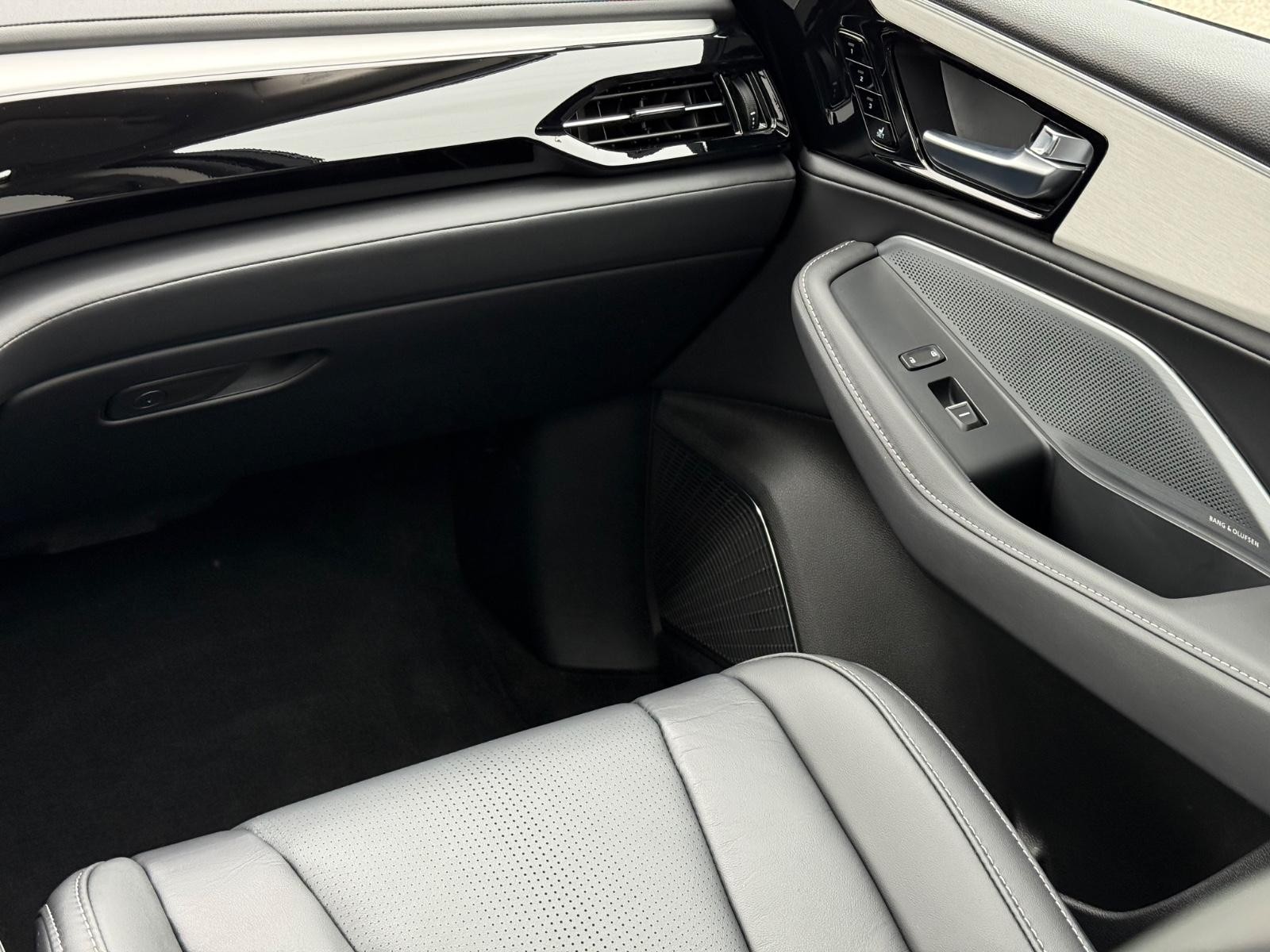 Acura MDX Vehicle Image 14