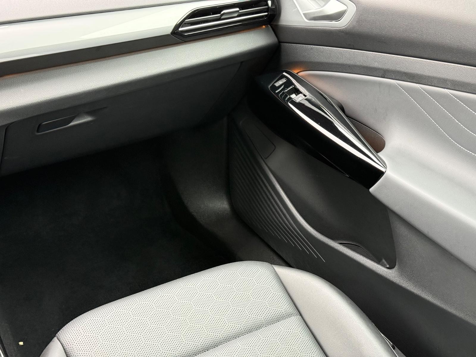 Volkswagen ID.4 Vehicle Image 14