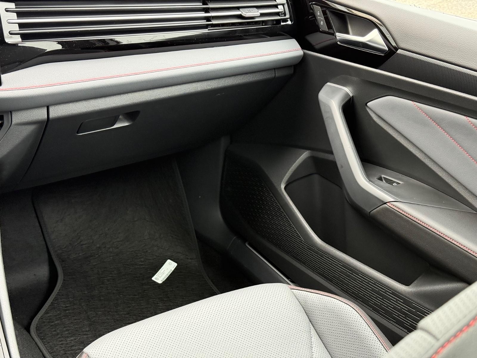 Volkswagen Jetta GLI Vehicle Image 10