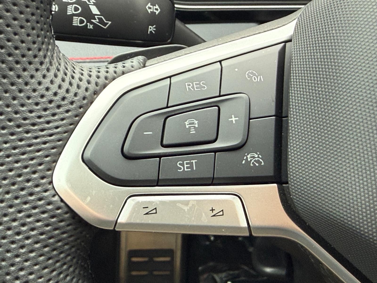 Volkswagen Jetta GLI Vehicle Image 11