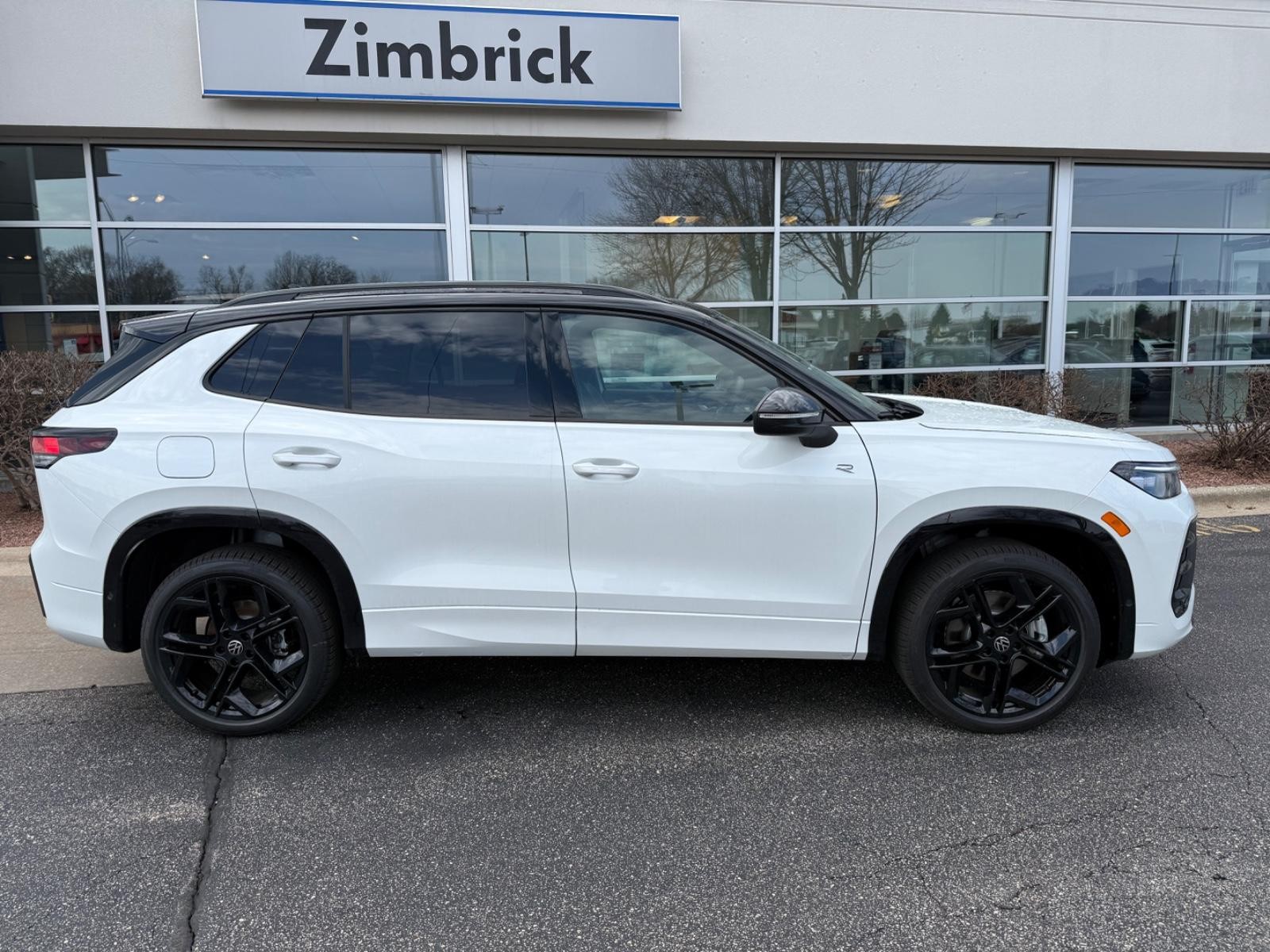 Volkswagen Tiguan Vehicle Image 02