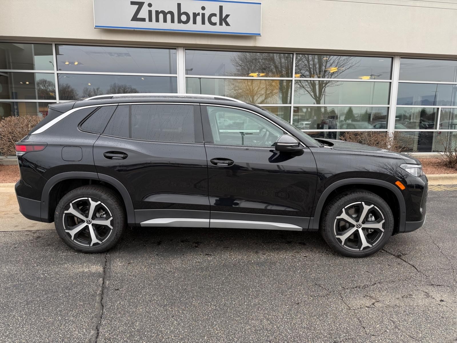 Volkswagen Tiguan Vehicle Image 02