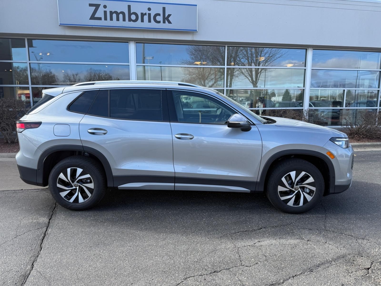 Volkswagen Tiguan Vehicle Image 02