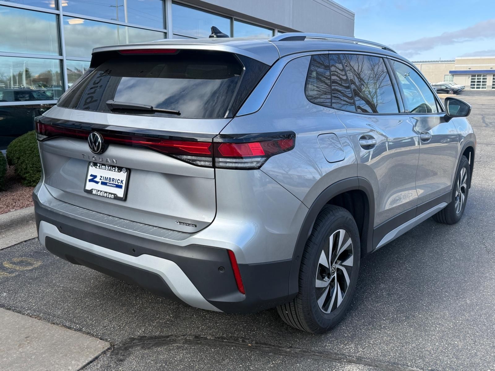 Volkswagen Tiguan Vehicle Image 03