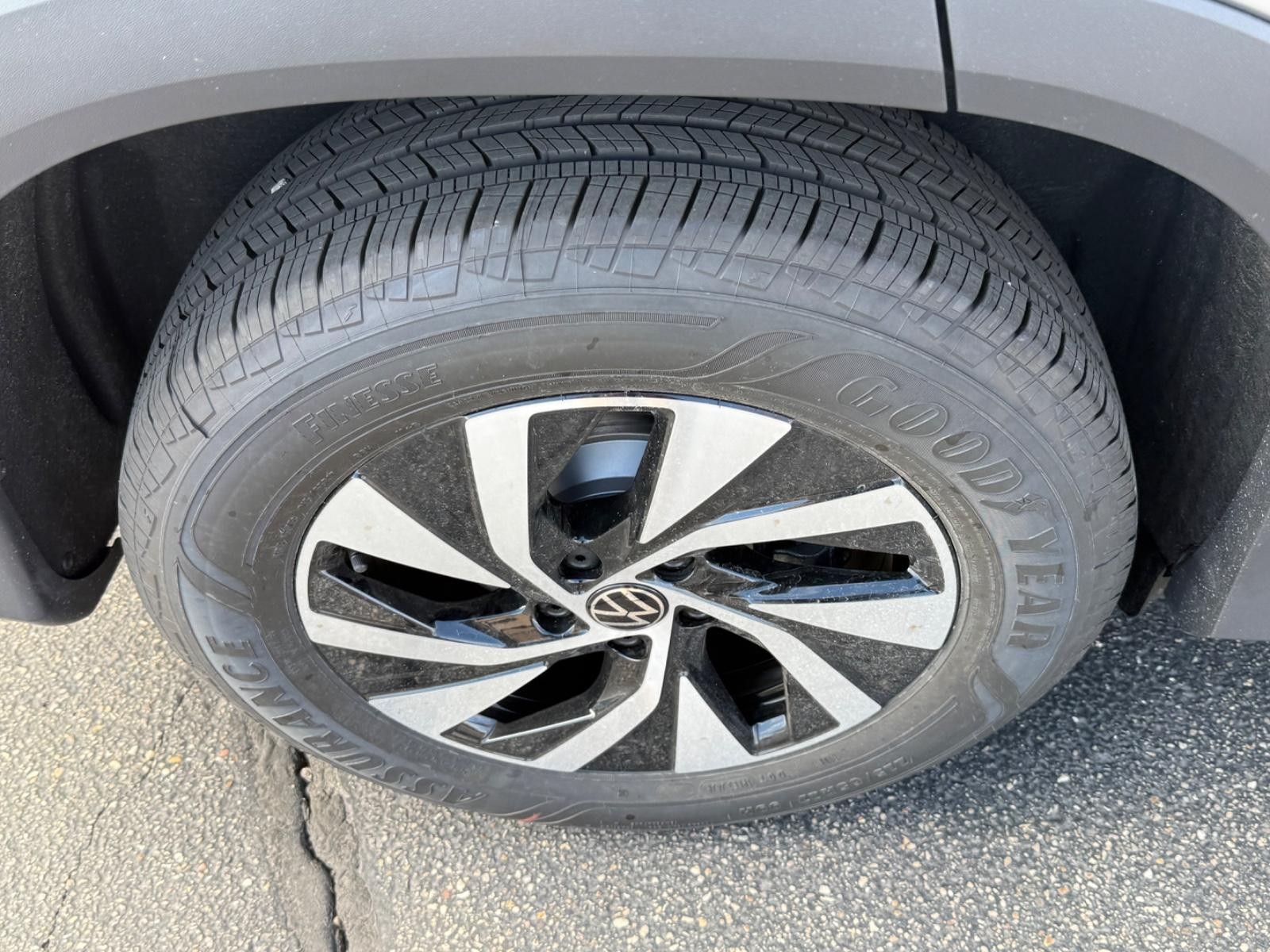 Volkswagen Tiguan Vehicle Image 04