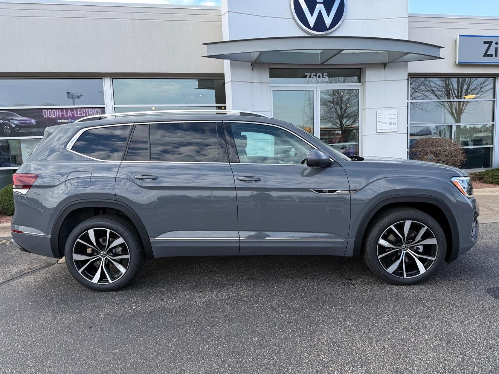 Volkswagen Atlas Vehicle Image 02