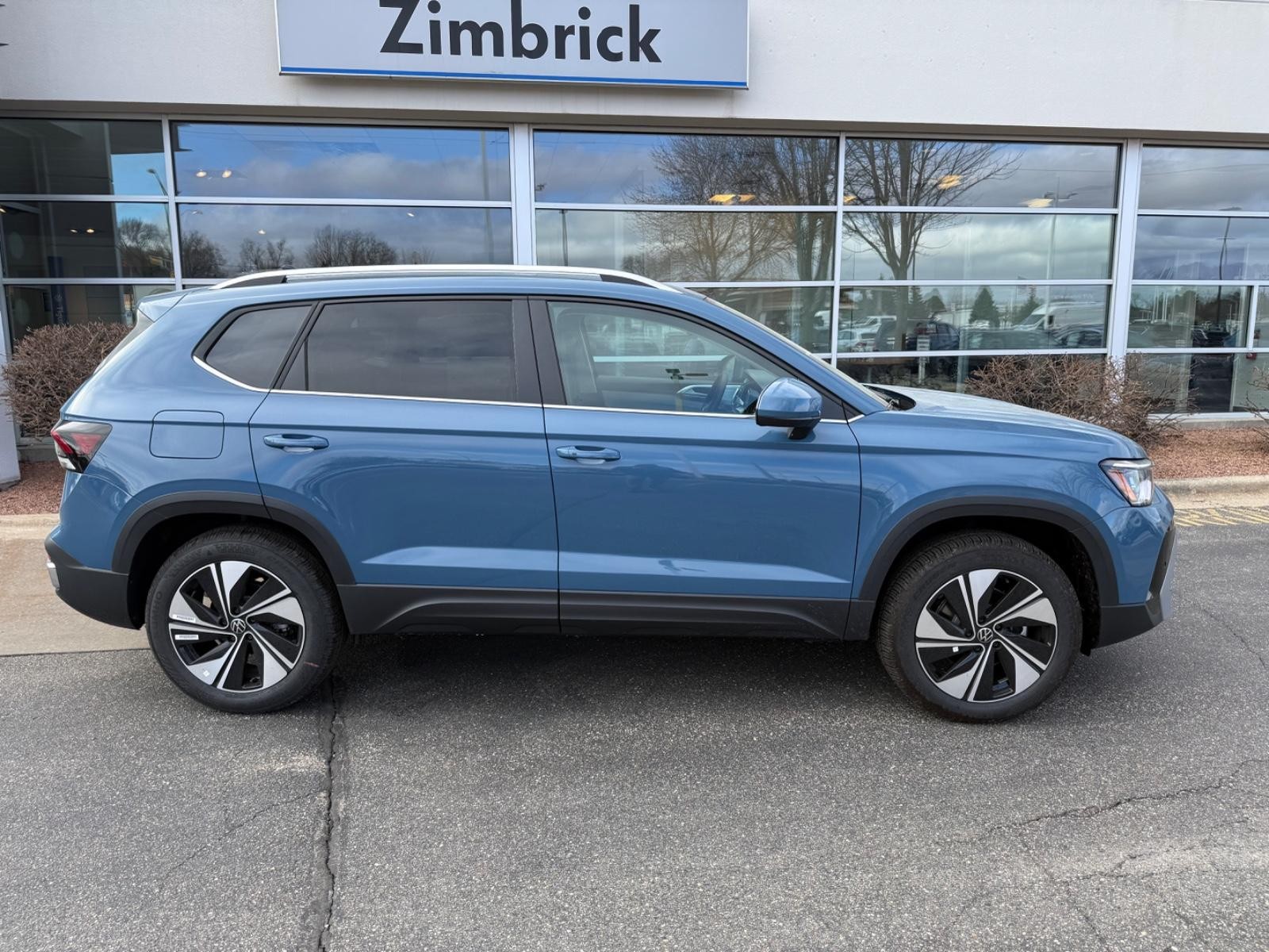 Volkswagen Taos Vehicle Image 02