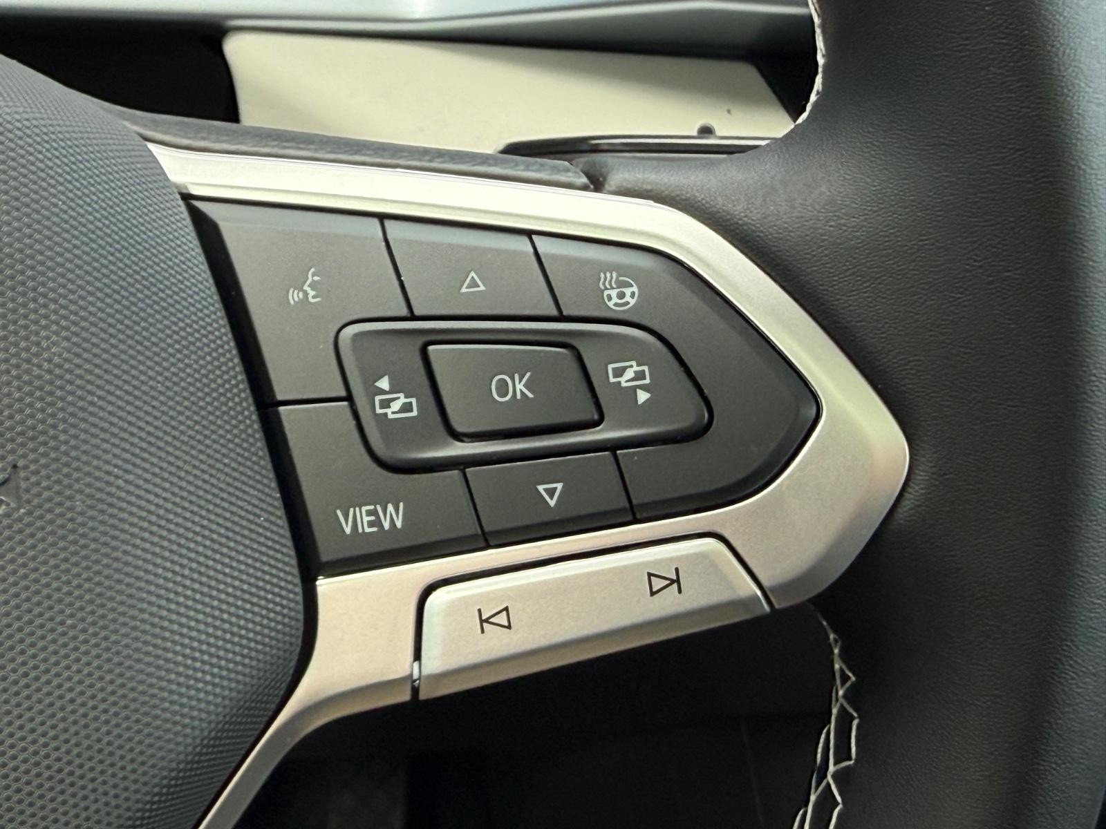 Volkswagen Taos Vehicle Image 12