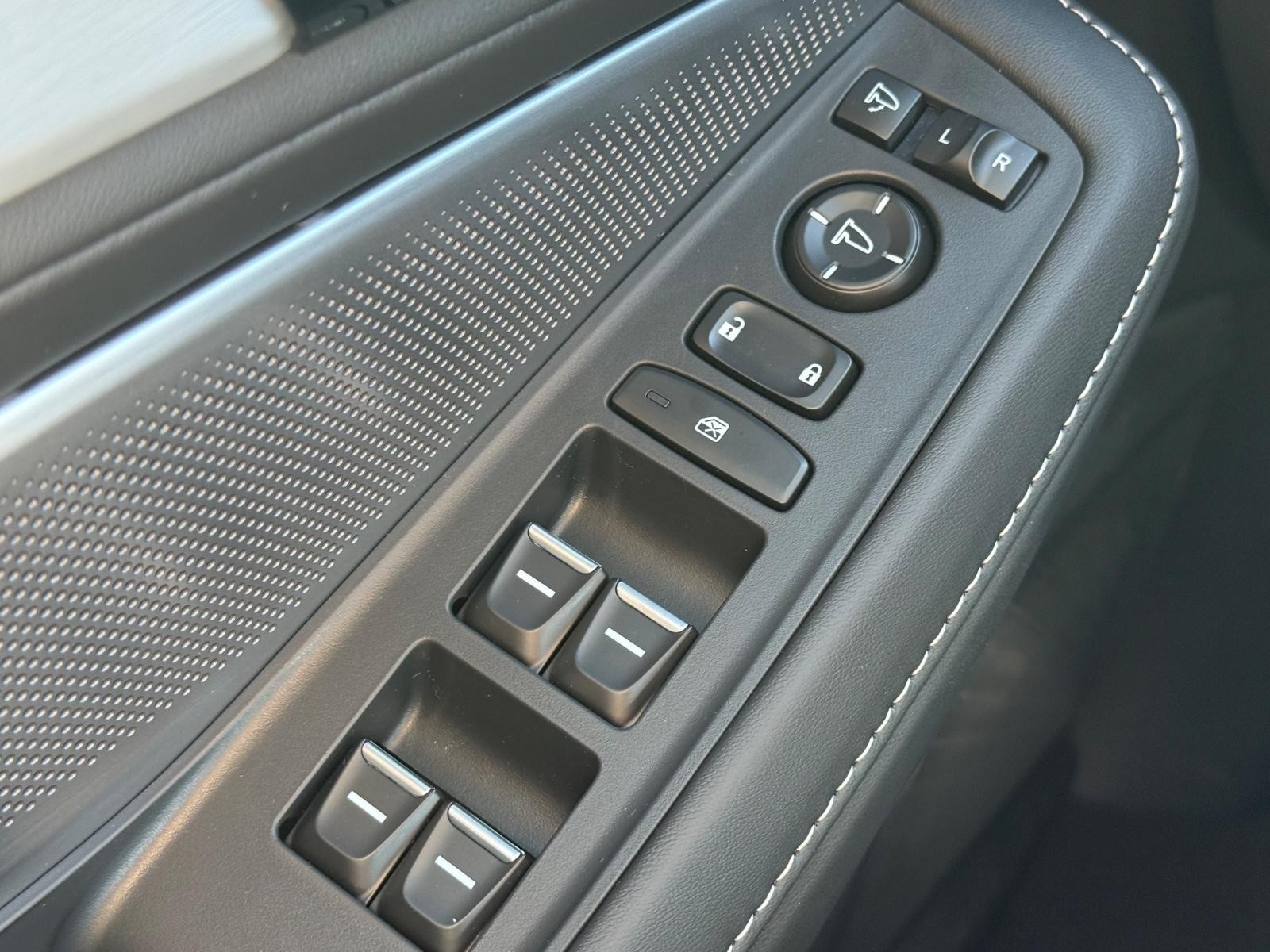 Acura MDX Vehicle Image 16