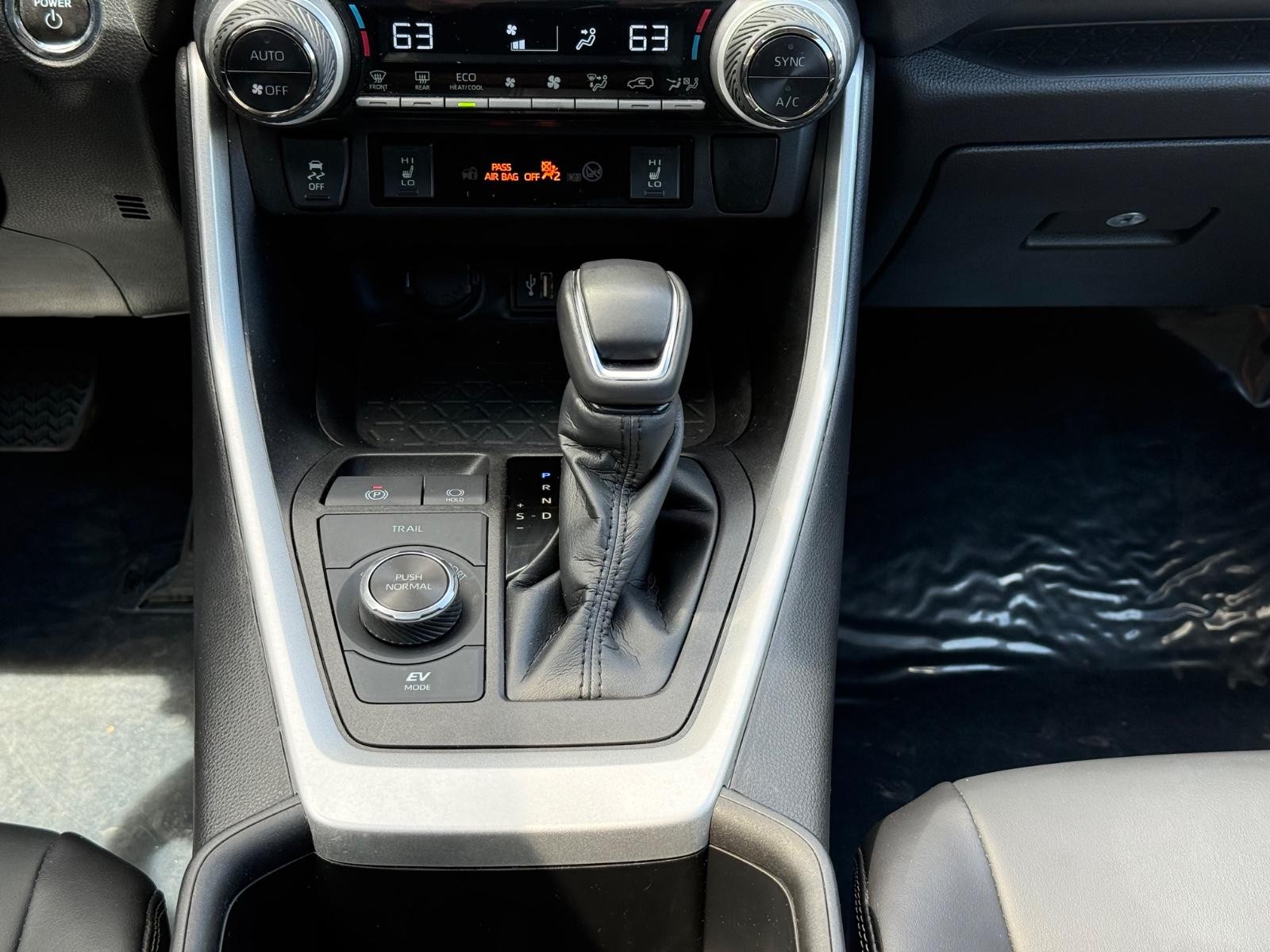 Toyota RAV4 Vehicle Image 13