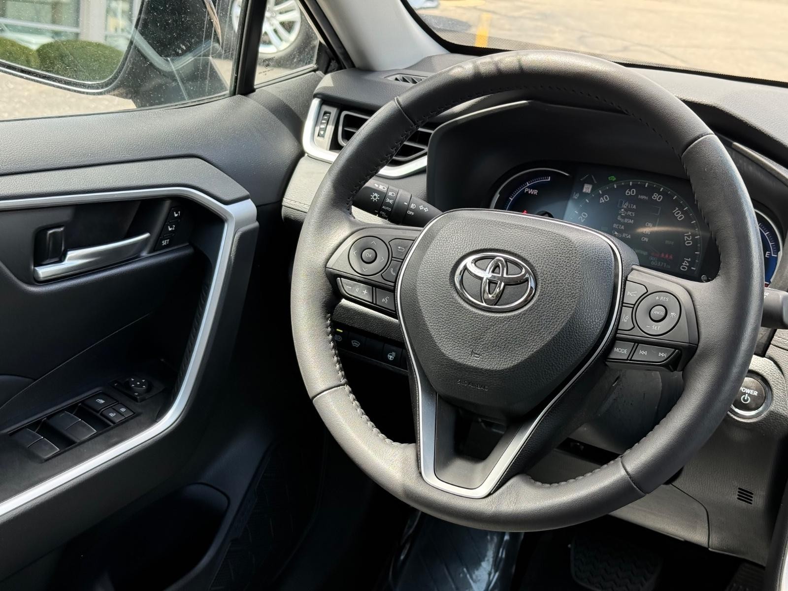 Toyota RAV4 Vehicle Image 14