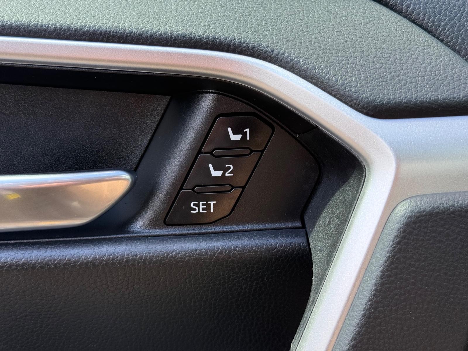 Toyota RAV4 Vehicle Image 16