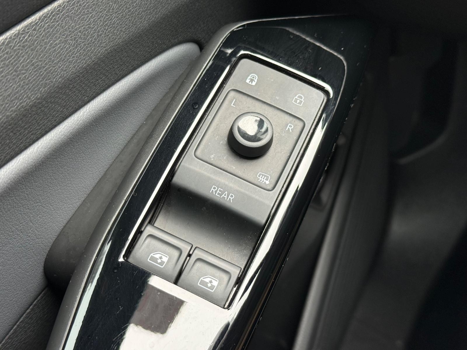 Volkswagen ID.4 Vehicle Image 20