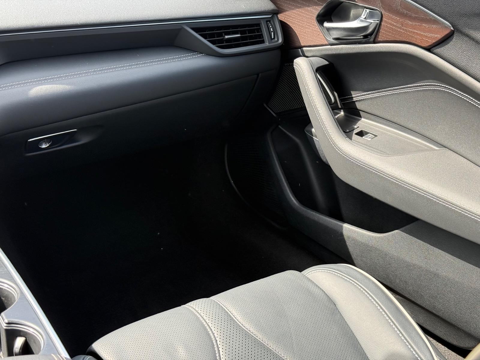 Acura TLX Vehicle Full-screen Gallery Image 14