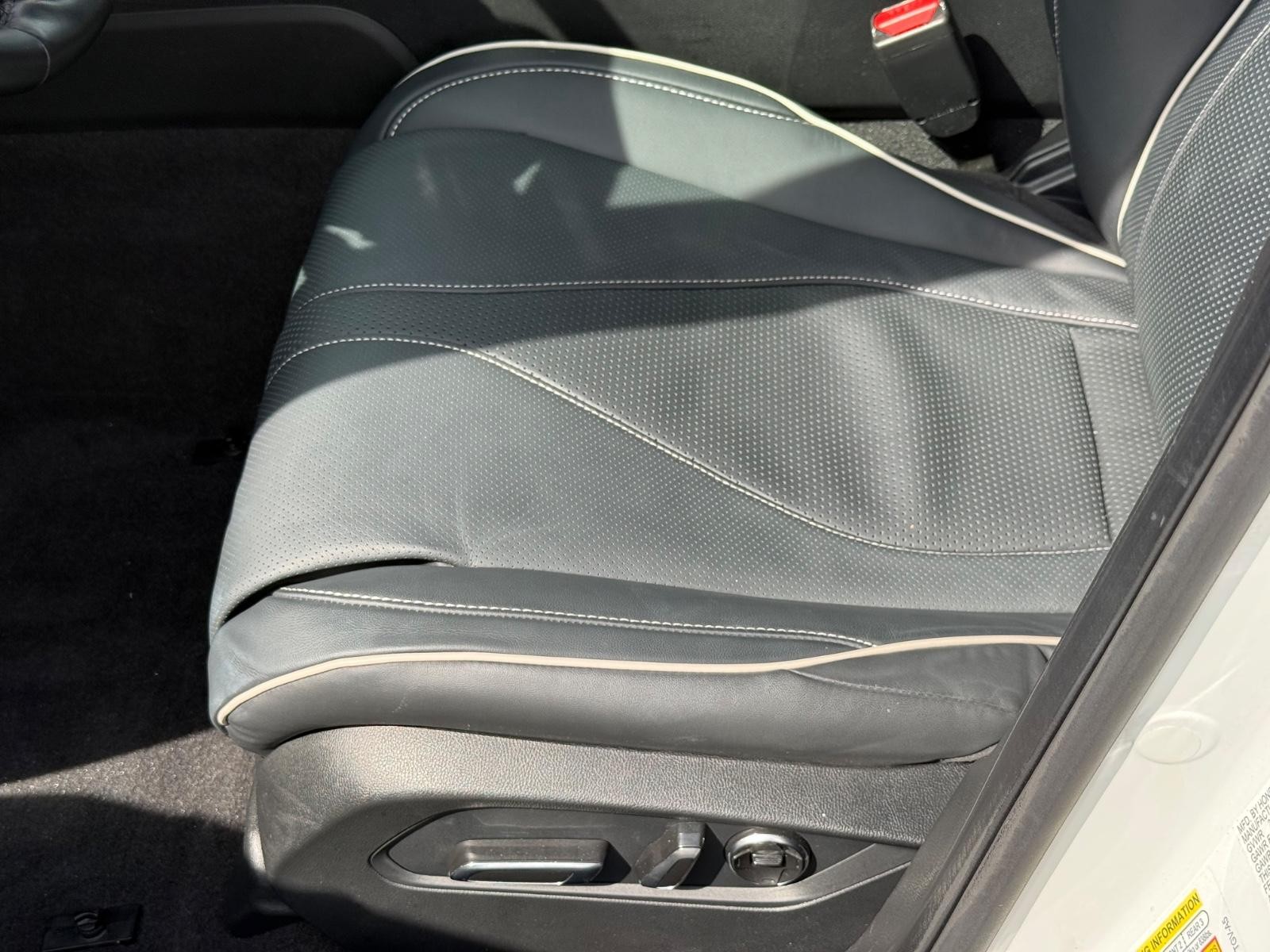 Acura TLX Vehicle Full-screen Gallery Image 22