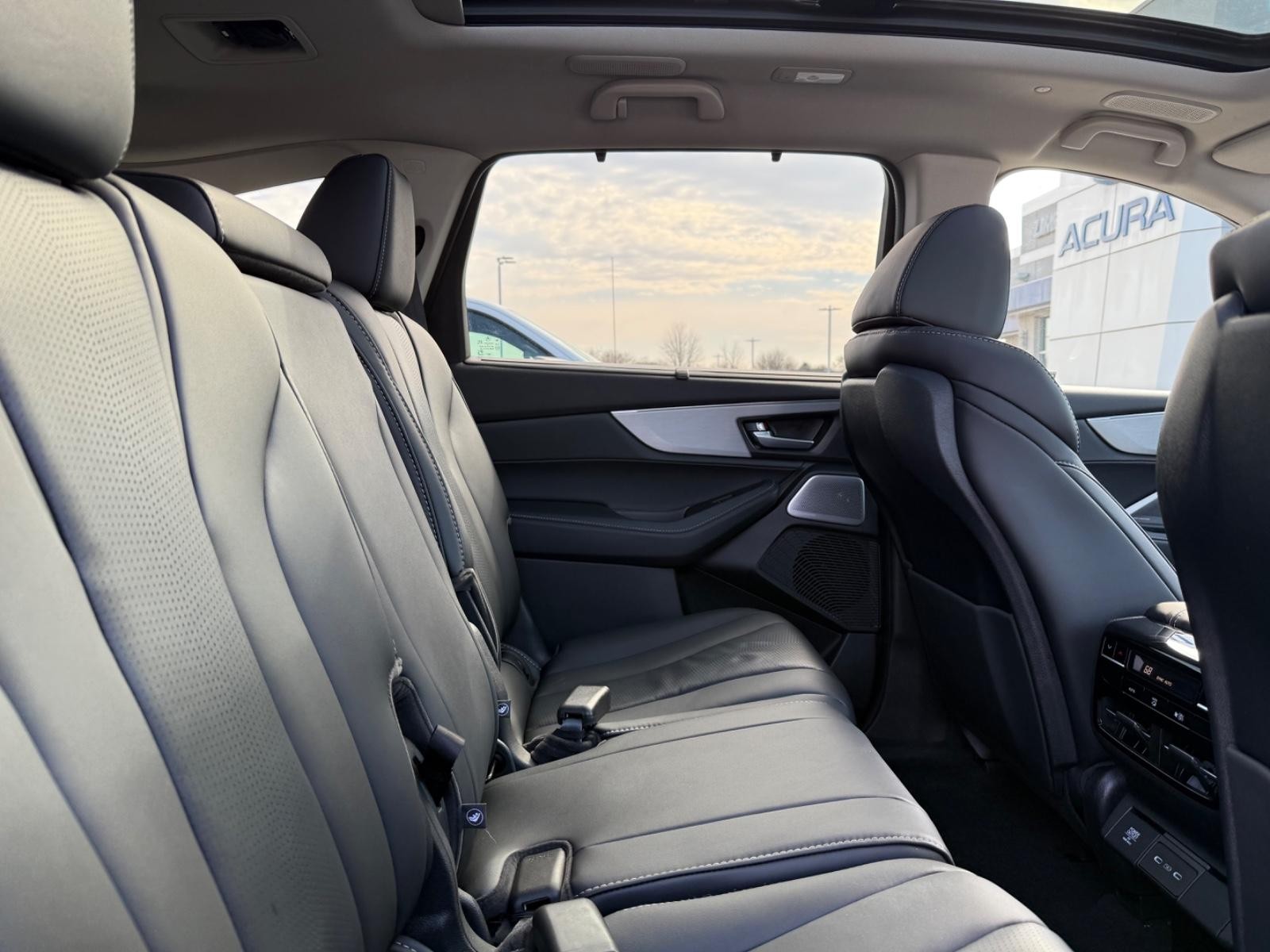 Acura MDX Vehicle Full-screen Gallery Image 10