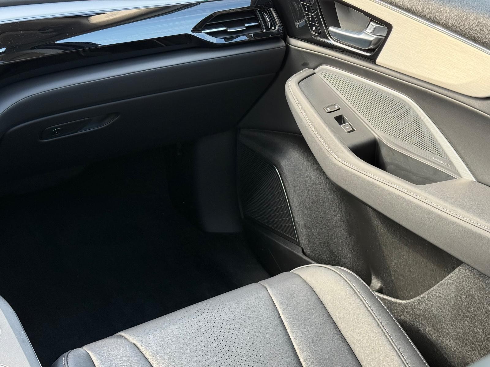 Acura MDX Vehicle Full-screen Gallery Image 15