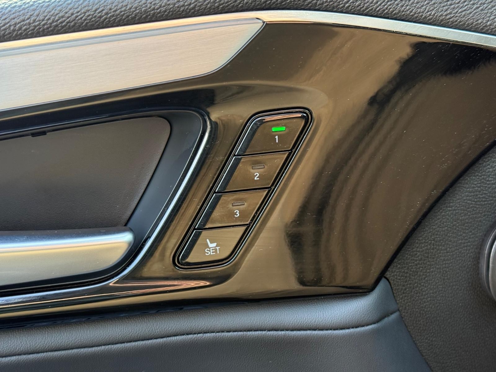 Acura MDX Vehicle Full-screen Gallery Image 16