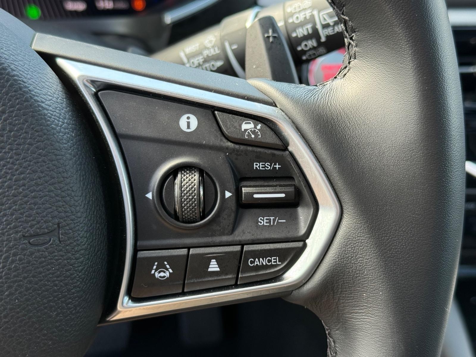 Acura MDX Vehicle Full-screen Gallery Image 18