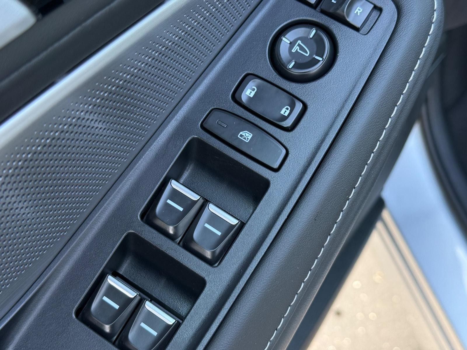 Acura MDX Vehicle Full-screen Gallery Image 22