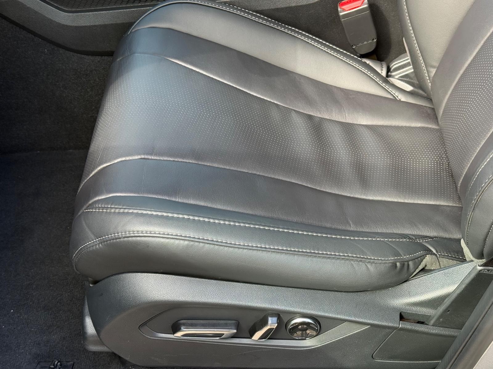 Acura MDX Vehicle Full-screen Gallery Image 23