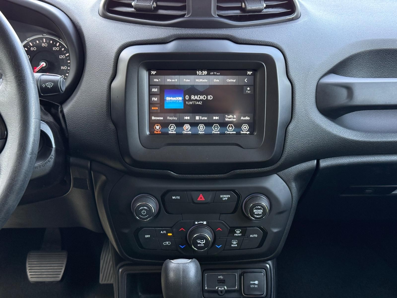 Jeep Renegade Vehicle Image 12