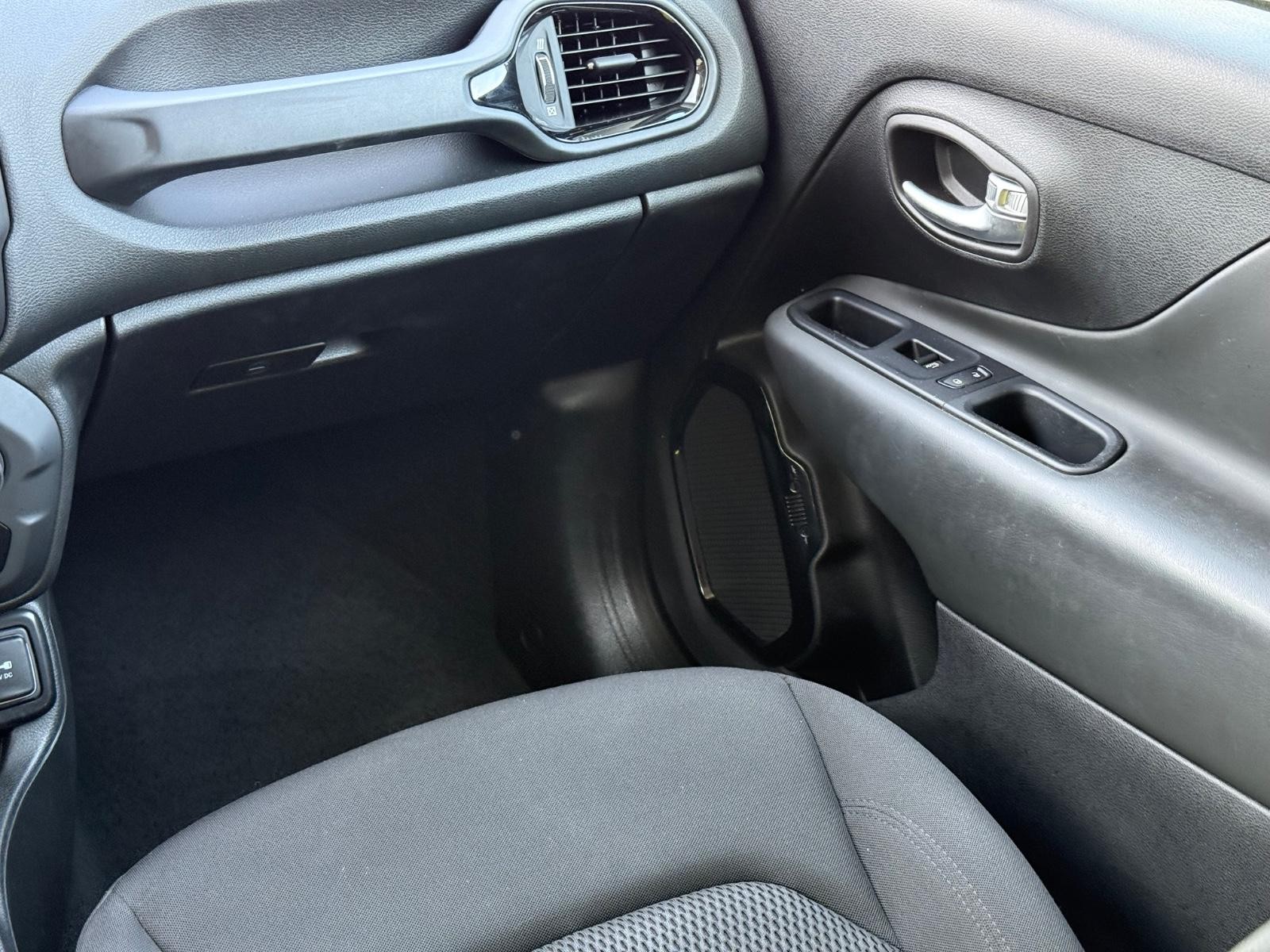 Jeep Renegade Vehicle Image 15