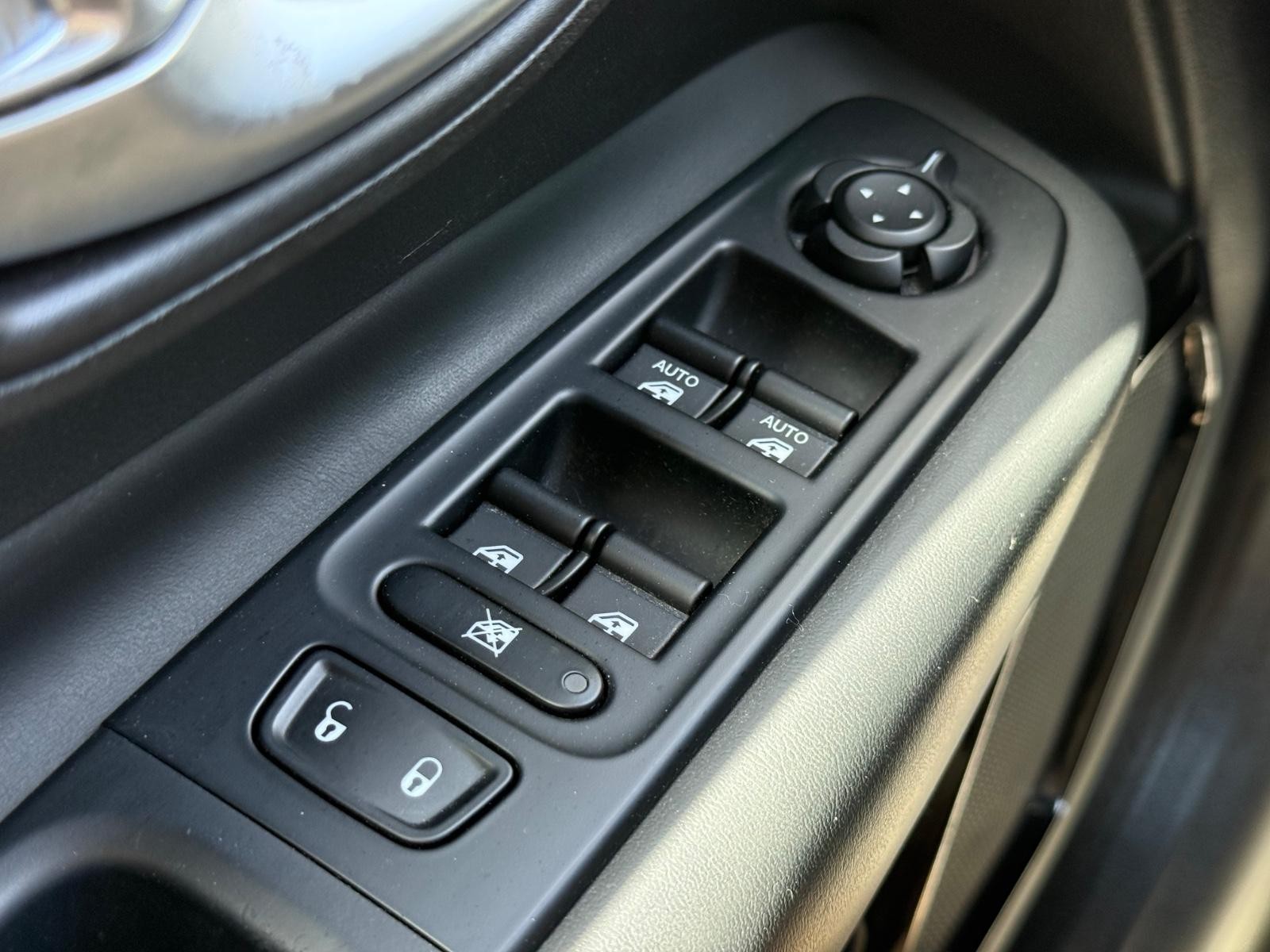 Jeep Renegade Vehicle Image 20