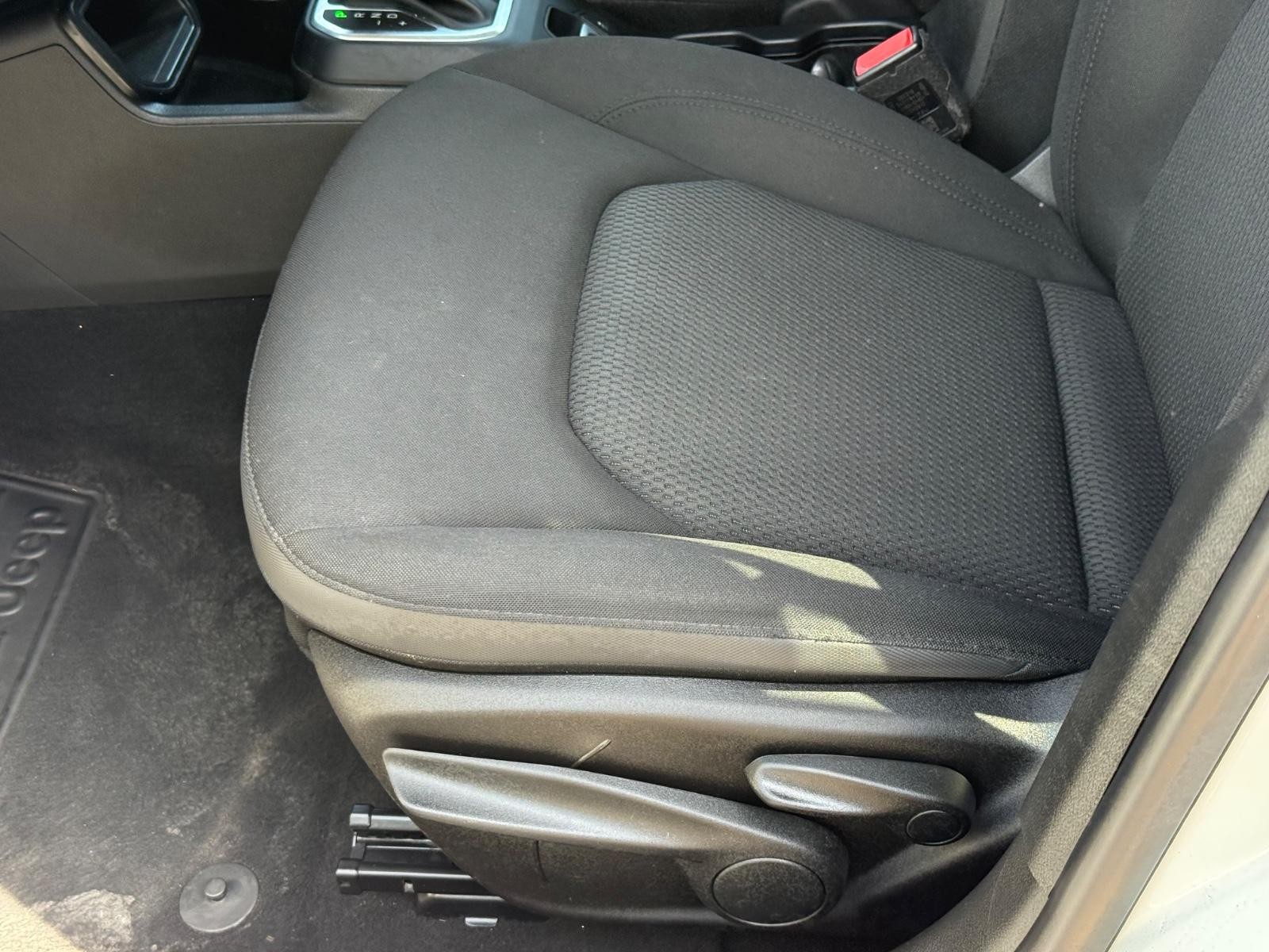 Jeep Renegade Vehicle Image 21