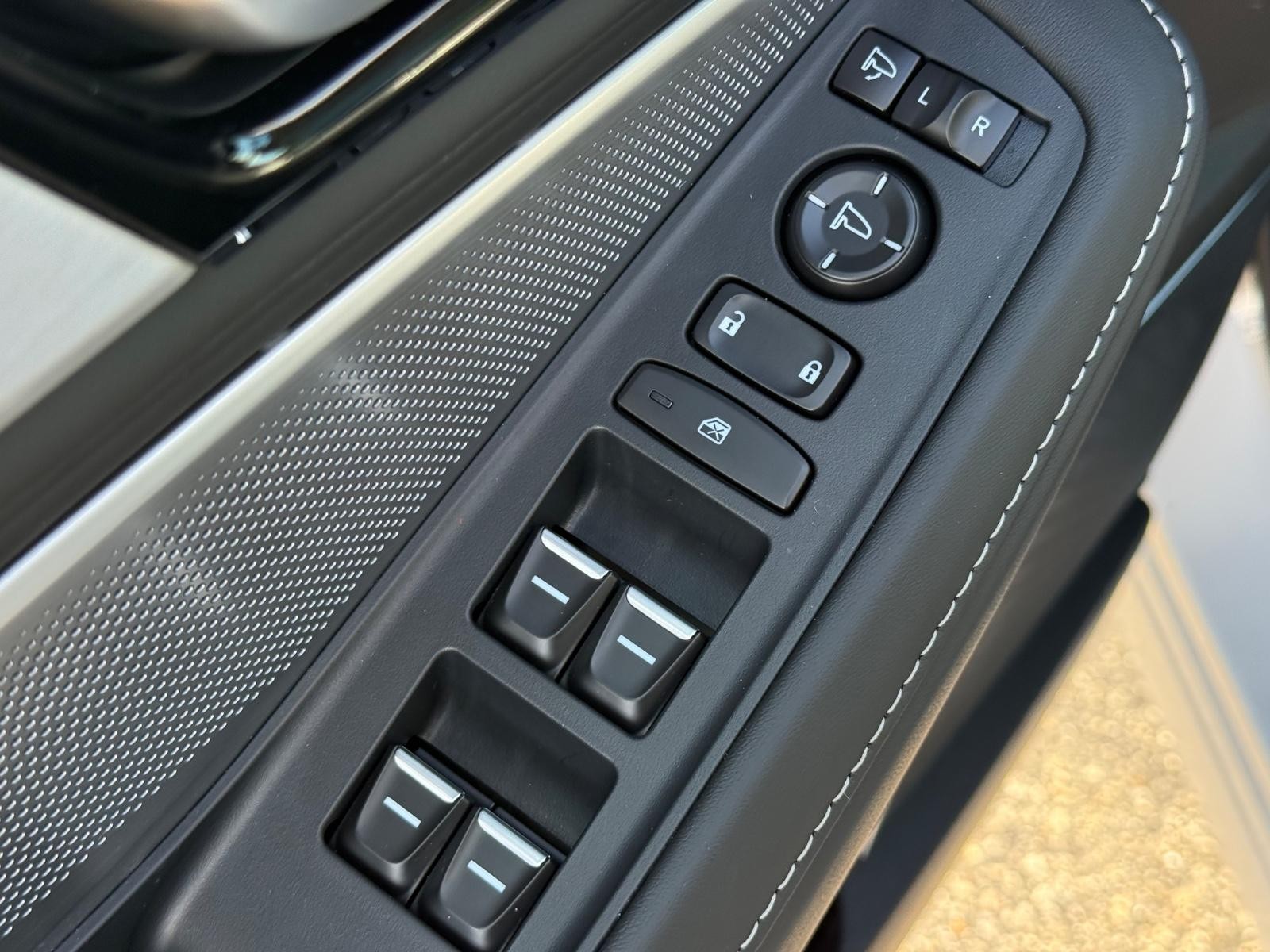 Acura MDX Vehicle Image 16