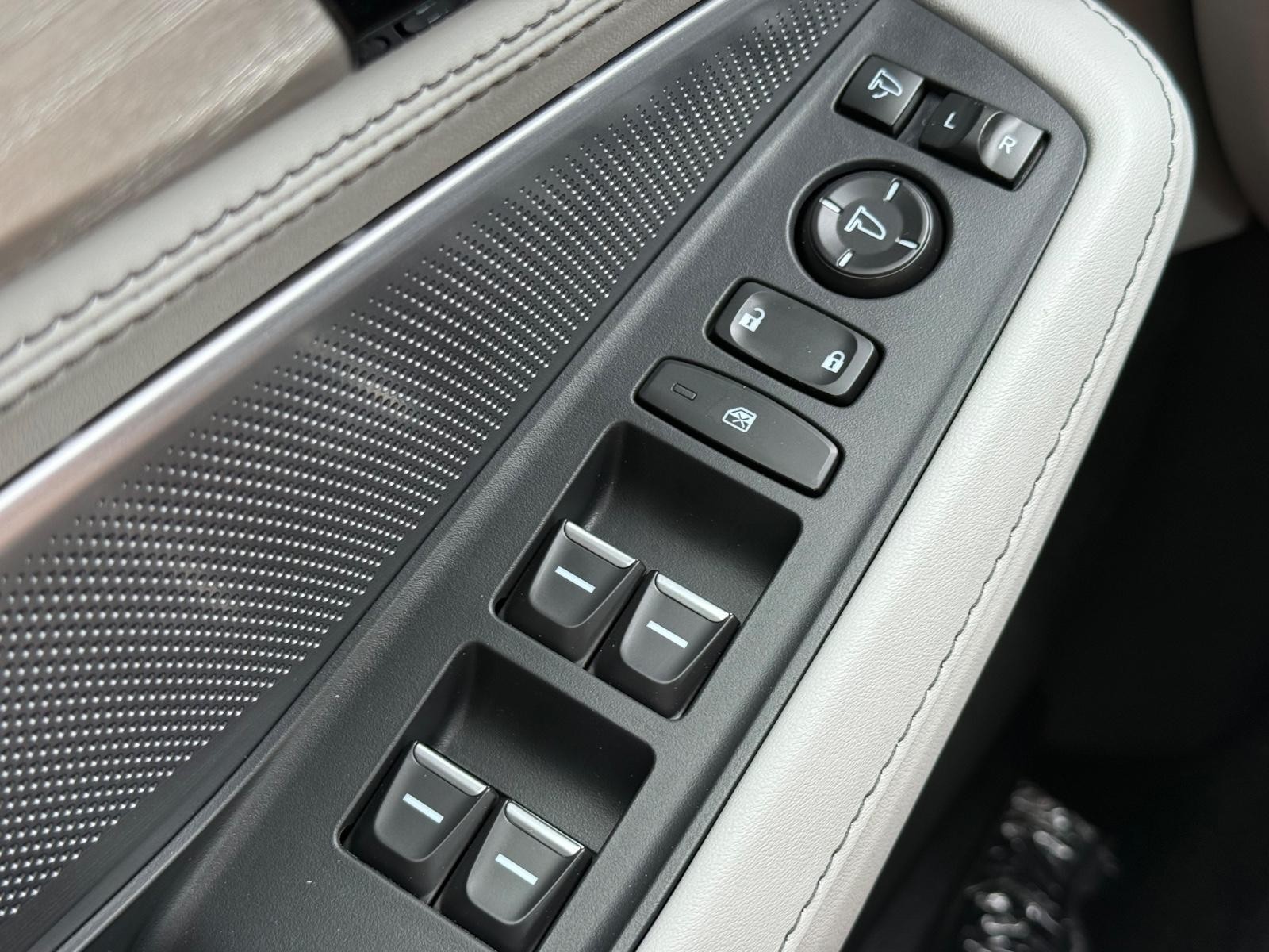 Acura MDX Vehicle Image 16
