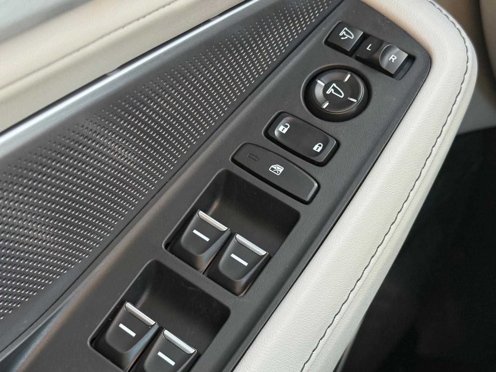 Acura MDX Vehicle Image 16