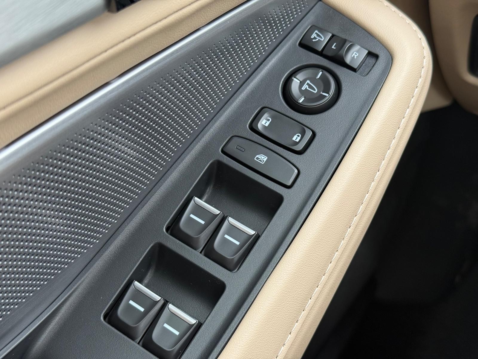 Acura MDX Vehicle Image 16