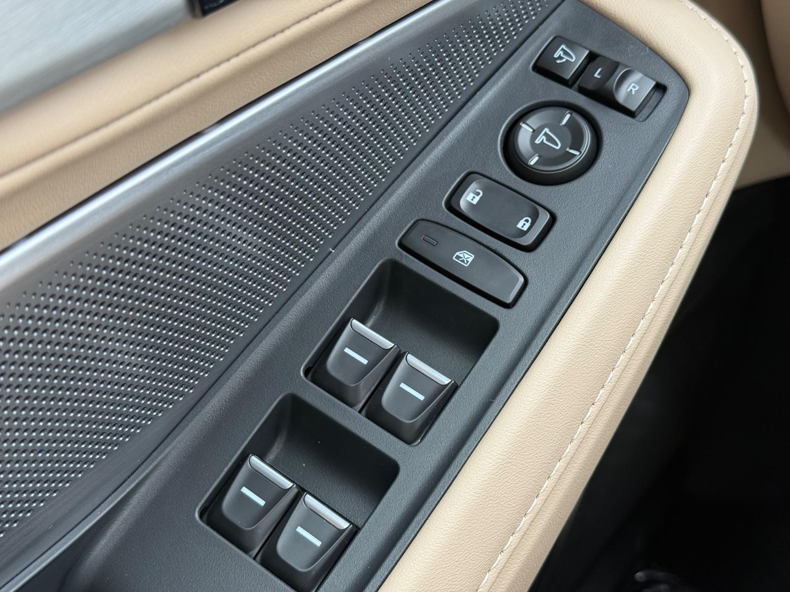 Acura MDX Vehicle Image 16