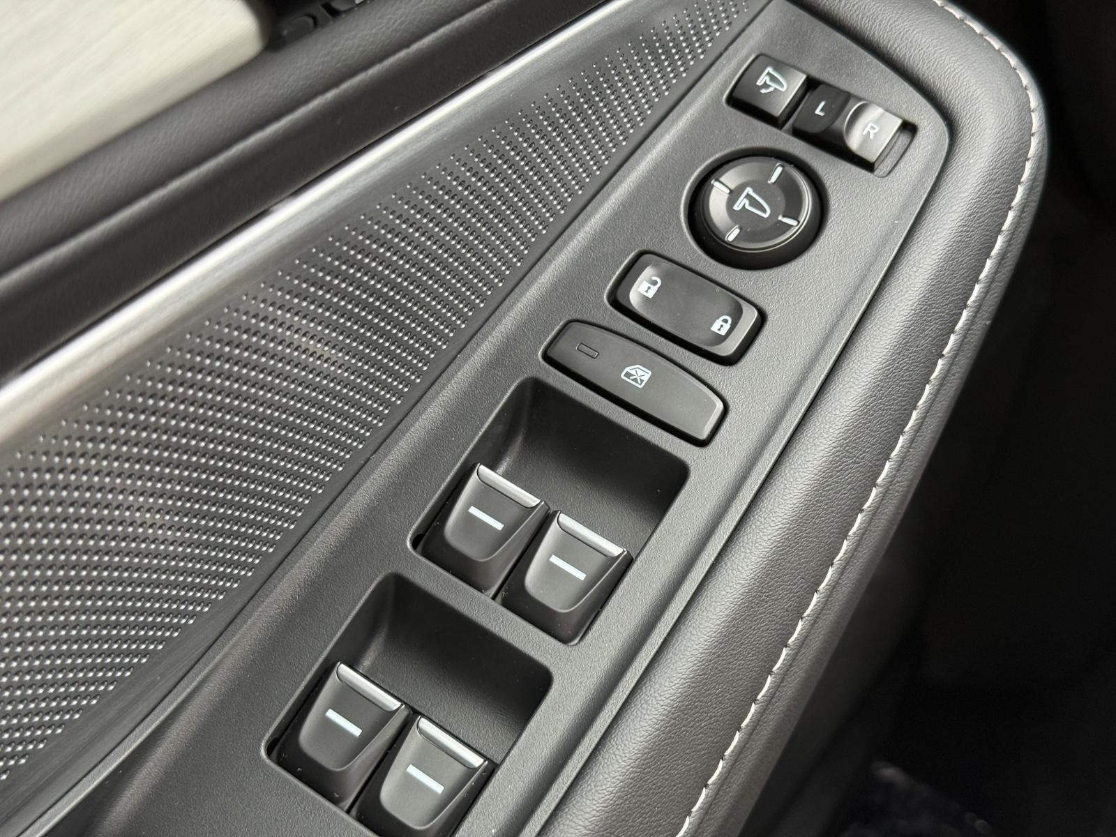 Acura MDX Vehicle Image 16