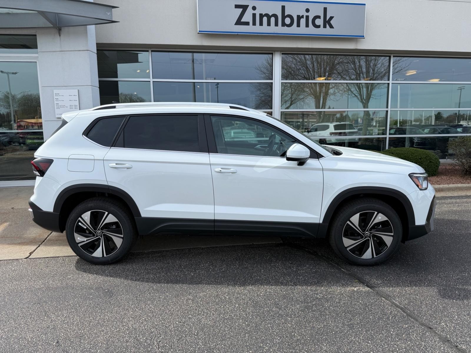 Volkswagen Taos Vehicle Image 02