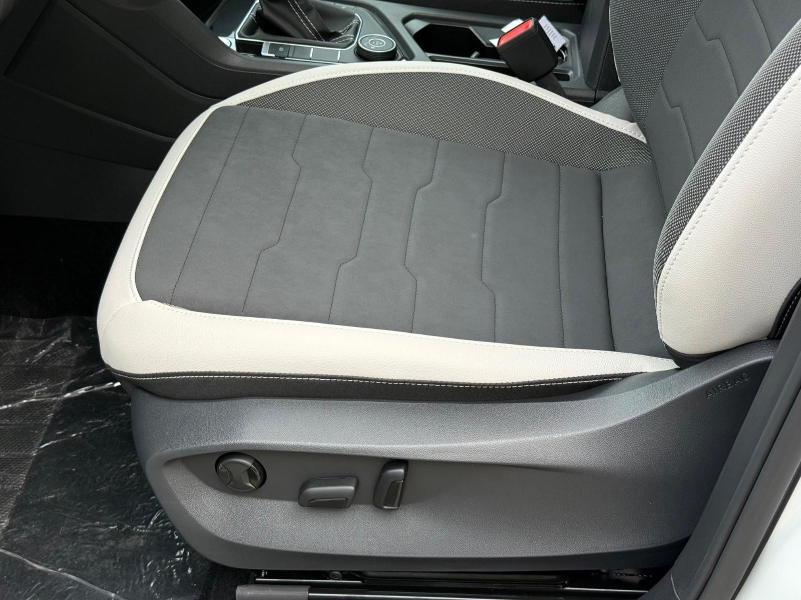 Volkswagen Taos Vehicle Image 15